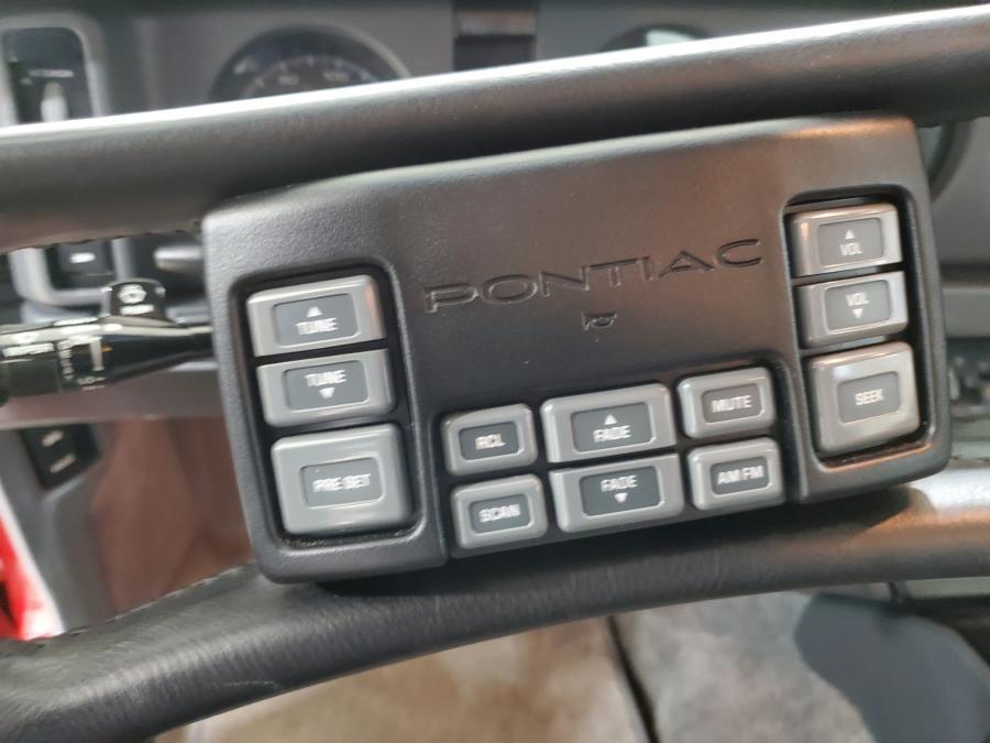 Детали интерьера Pontiac Firebird Trans Am GTA T-Roof 1989 года  (фото 25 из 55)